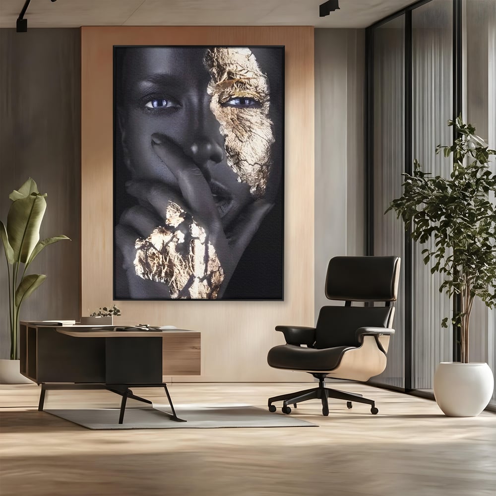 Tablou canvas cu tablou canvas cu portret de femeie, in rama de aluminiu negru, pe perete intr-un birou
